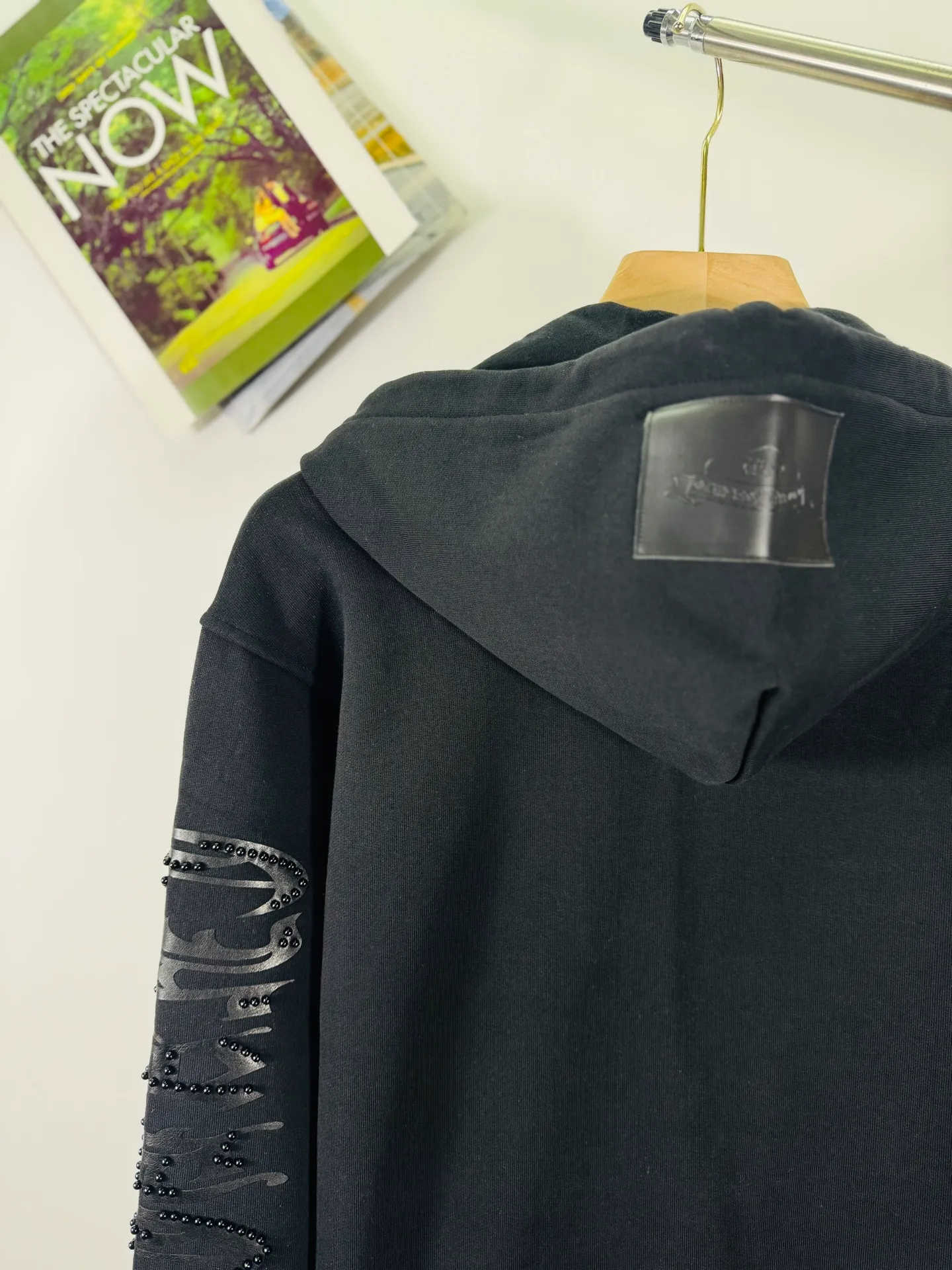 P340 top version, real shot without P, ​​different from market currency) 𝗖𝗵𝗿𝗼𝗺𝗲 𝗛𝗲𝗮𝗿𝘁𝘀/Cro Heart 2025 Rivets Autumn and Winter New Original Single Counter American Rivets 3D Three-dimensional Couple Casual Cardigan Sweatshirt 👑The highest version! Customized fabric 480g tripe terry fabric! American acid-washed and distressed original fabric with laser rivets. Best-selling model at the counter. Very comfortable to wear. Accessories: Original molded and authenticated collar label➕100% silk wash label. Genuine purchase-grade original hangtag➕matching hanging rope➕3D hanging beads➕original packaging bag. Craftsmanship: The original version has consistent wiring! The highest version of the armhole matching technique! Color: Black Size: S M L XL Style No.: 613